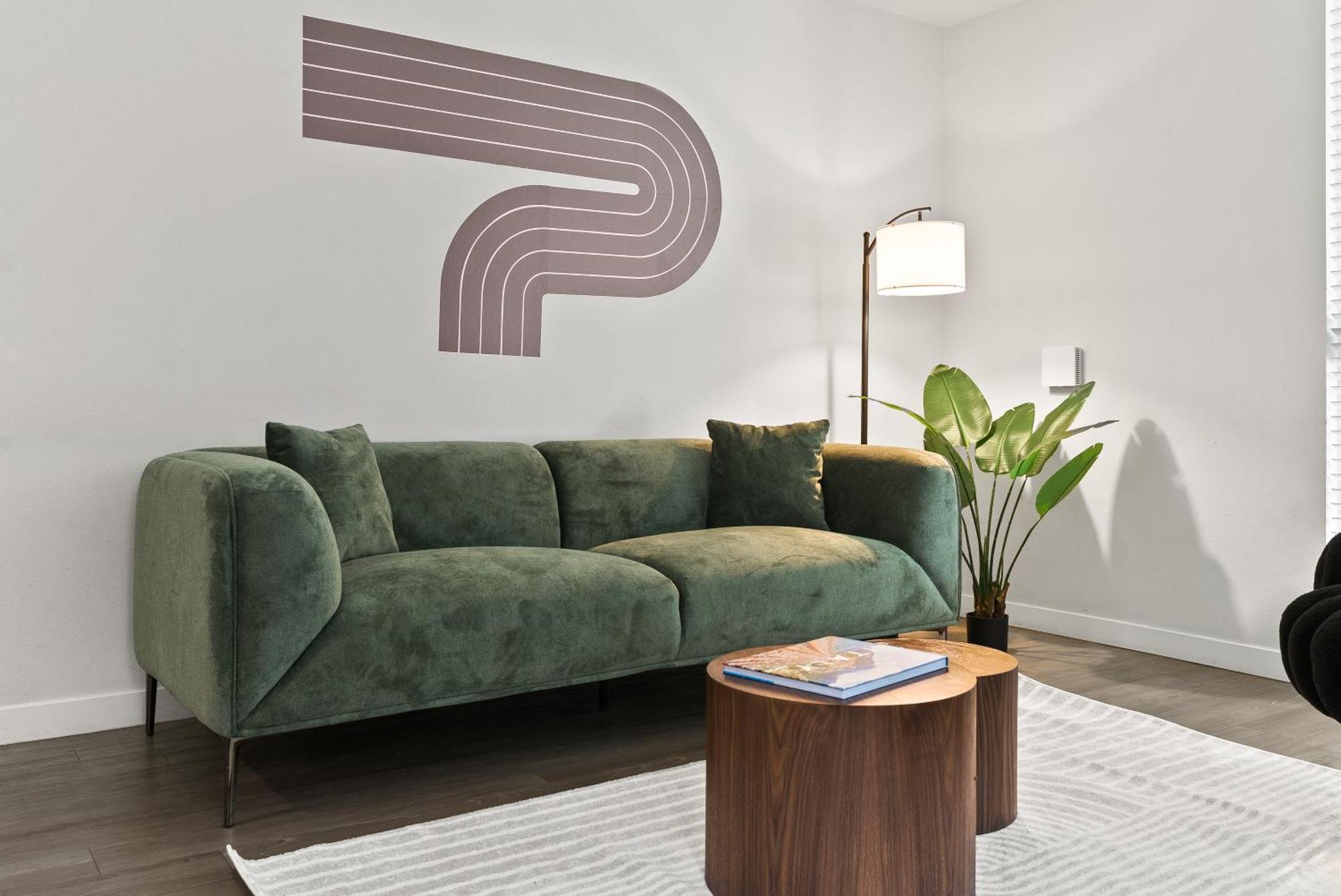 Spacious And Bright West Hollywood Pool & Gym Apartment