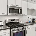 Spacious And Bright West Hollywood Pool & Gym