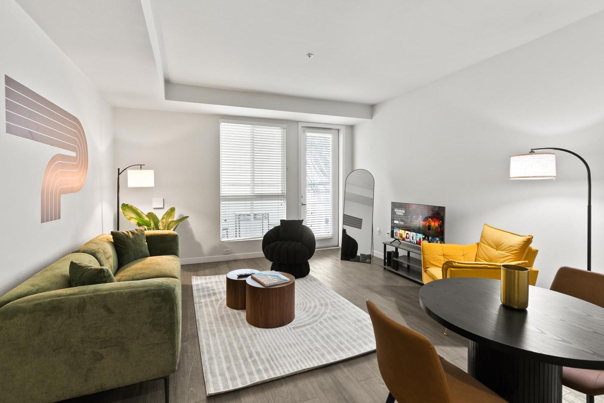 Spacious And Bright West Hollywood Pool & Gym Los Angeles