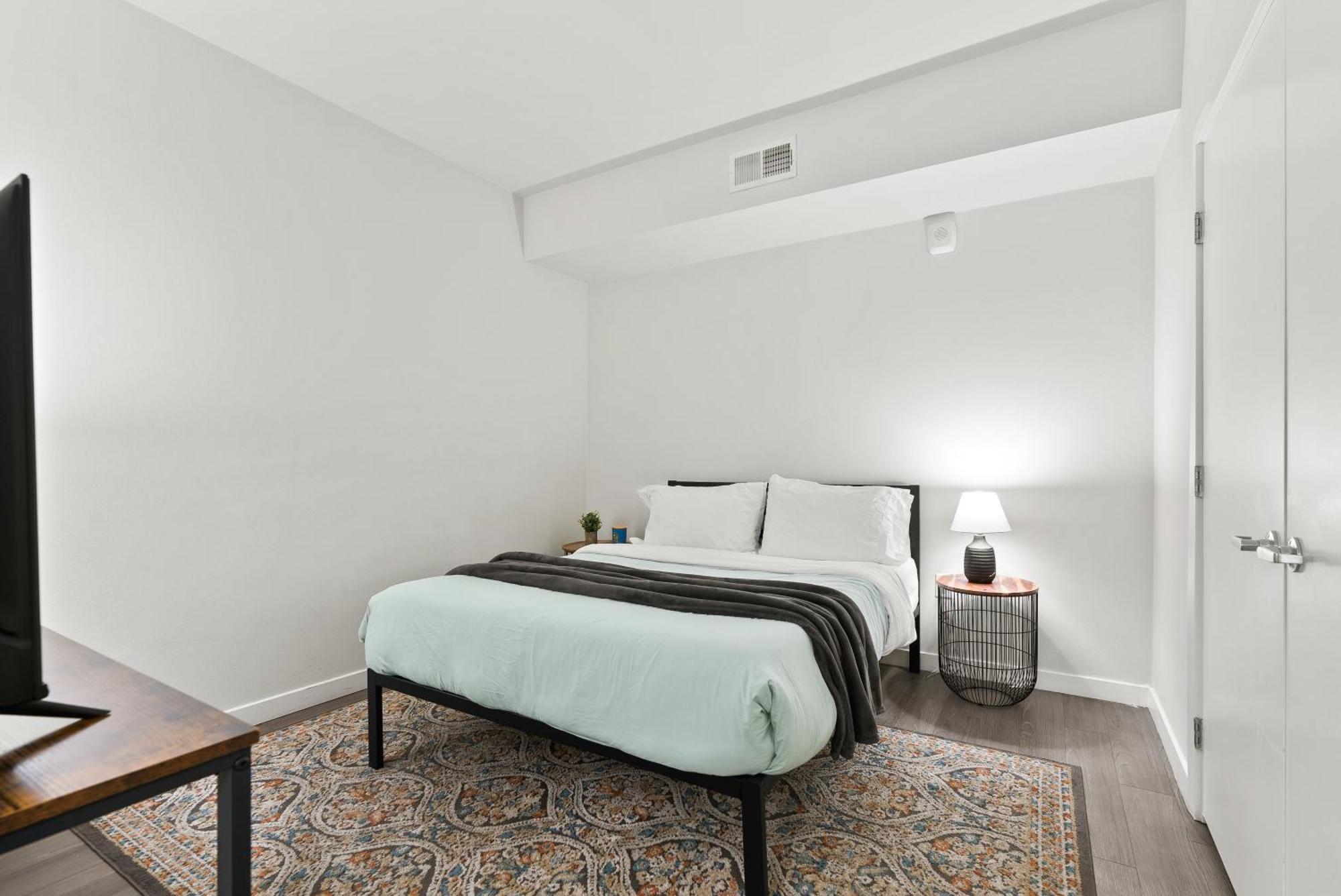 Spacious And Bright West Hollywood Pool & Gym *