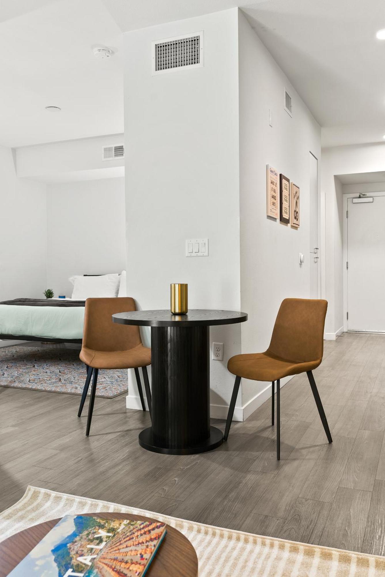 Spacious And Bright West Hollywood Pool & Gym Los Angeles