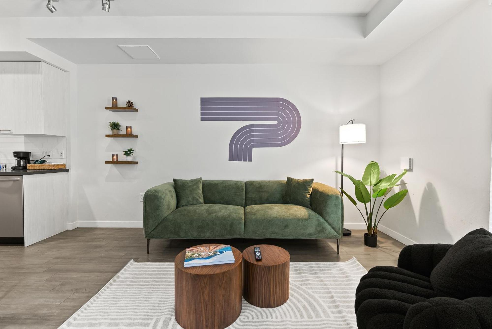 Spacious And Bright West Hollywood Pool & Gym