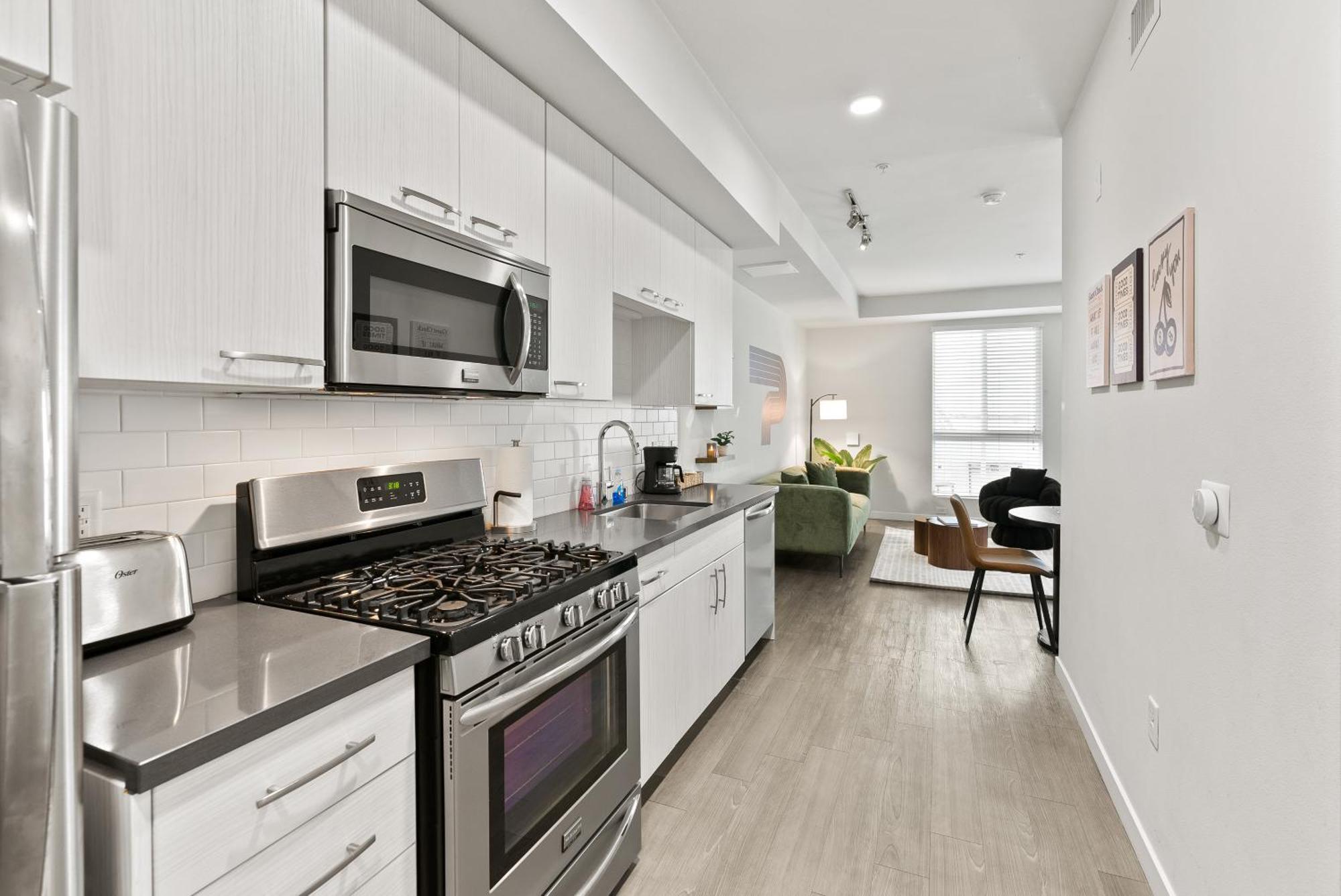 Spacious And Bright West Hollywood Pool & Gym Appartement